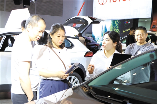 本報舉辦的大型車展吸引了許多消費者。