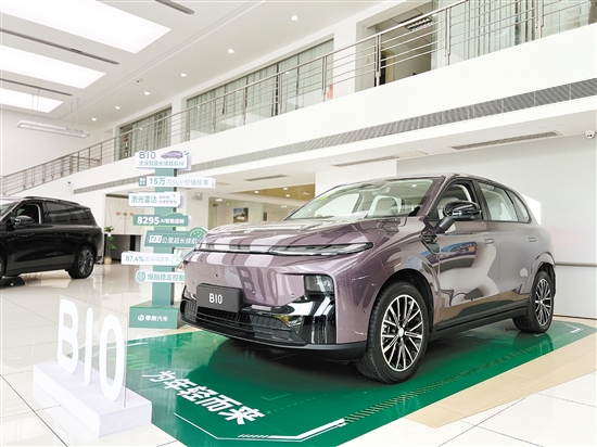 零跑B10外觀時(shí)尚運(yùn)動(dòng)。