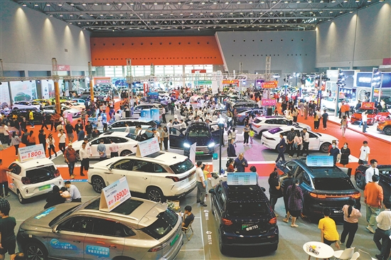 本報(bào)歷屆車展吸引許多市民看車、買車。