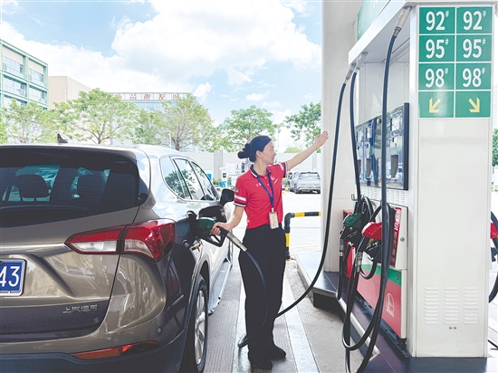 選擇95號(hào)汽油還是92號(hào)汽油，油箱蓋上的建議標(biāo)號(hào)就是答案。