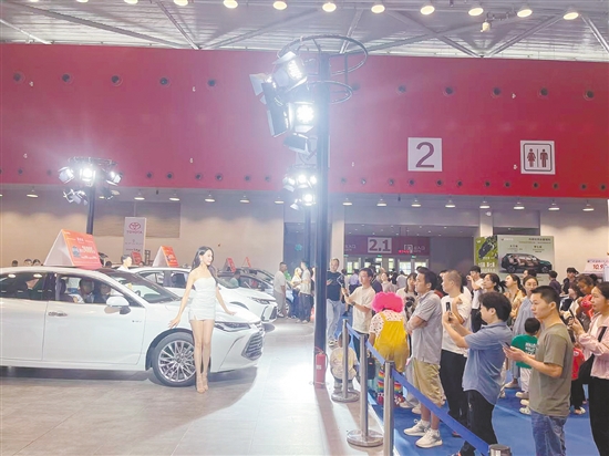 靚麗車模成為車展看點(diǎn)。