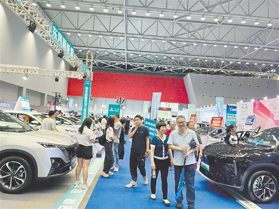 往屆車展現(xiàn)場都十分熱鬧。