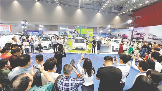 新車(chē)上市是車(chē)展的一大亮點(diǎn)。