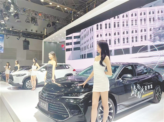 車(chē)展自然少不了靚麗車(chē)模。