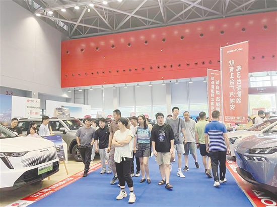 本報(bào)舉辦的大型車展歷來吸引許多市民的目光。