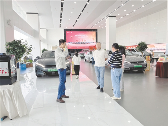 消費者討論如何選購新能源汽車。