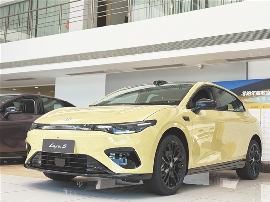 零跑Lafa5外觀帥氣。