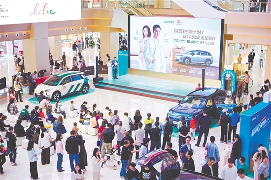 新能源汽車吸引許多消費(fèi)者目光。